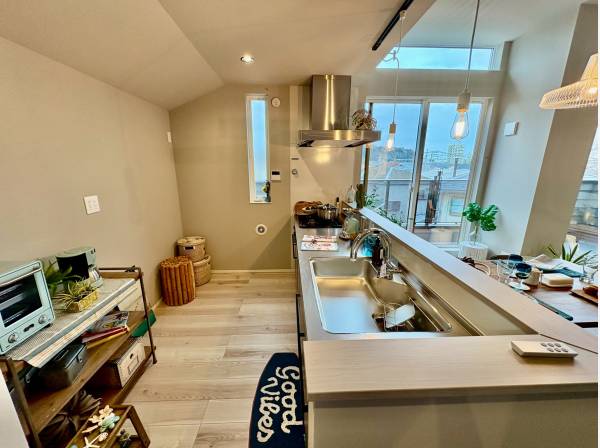 広々としたキッチン、背面にカップボードを配置しても素敵