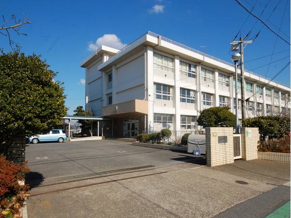 長井中学校まで徒歩9分（約550ｍ）
