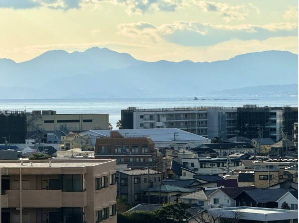遠くの山並みまで見渡せる8階からの眺望
