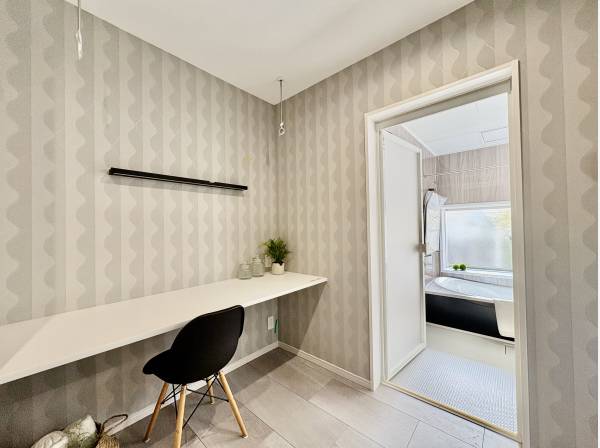 化粧室の上には洗濯物を干すこともできますよ！