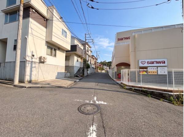前面道路も約６ｍと広さがあり、大きな車でも安心のアプローチ