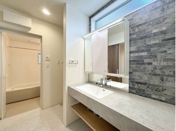 お掃除がしやすいフラットカウンターを配したお洒落な洗面室