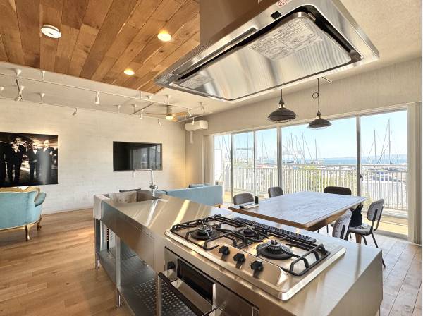 海を眺めながら料理するステンレスキッチン。