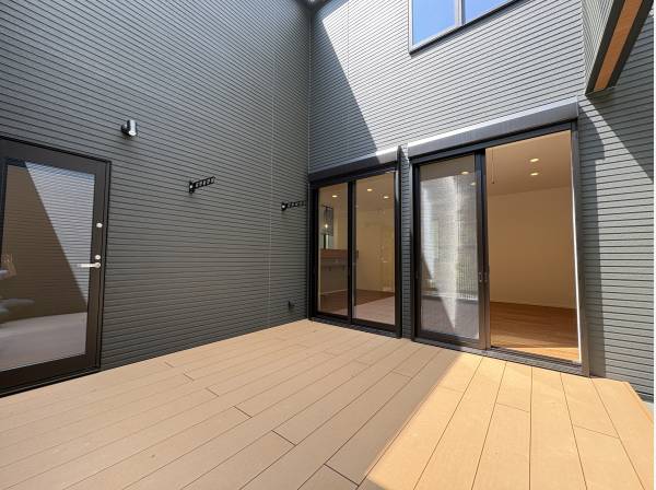 プライベートバルコニーで洗濯物も干すことができますよ！