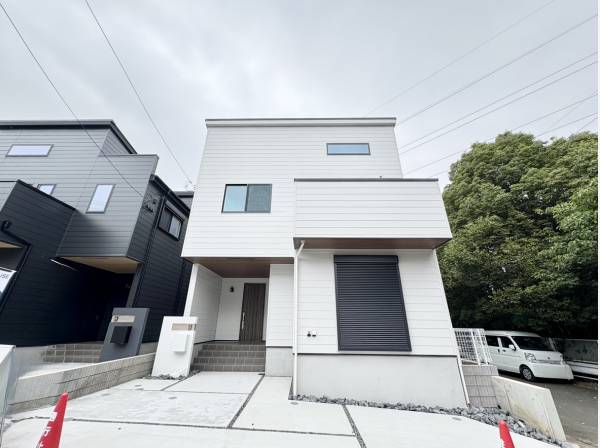 耐久性の高いガルバリウム鋼板を採用した外観