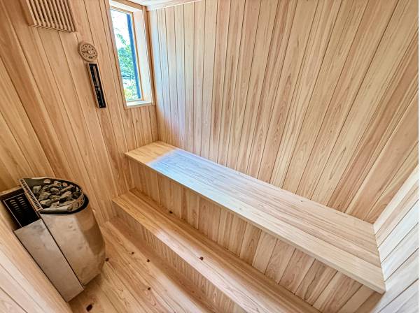 テラスにはプール、ジャグジーの他、本格的なサウナルームもございます