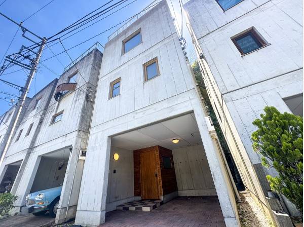 ガレージに直結した玄関が雨の日も心躍るスタートに