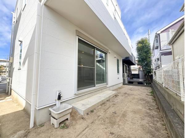 程良い段差で行き来が可能なリビングと繋がるプライベートガーデン