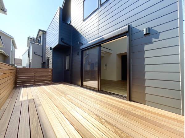 リビングとひと続きの開放的な空間。BBQやガーデニングも楽しめます。