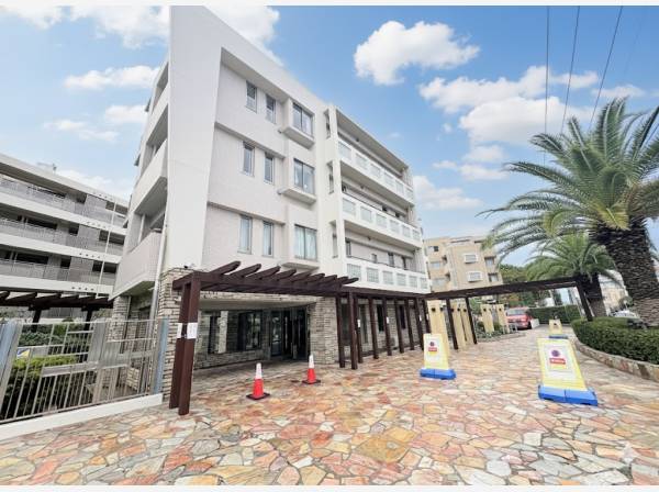 リゾート感あるマンション外観