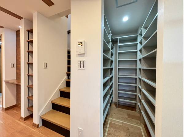 収納力あるパントリーもございます♪