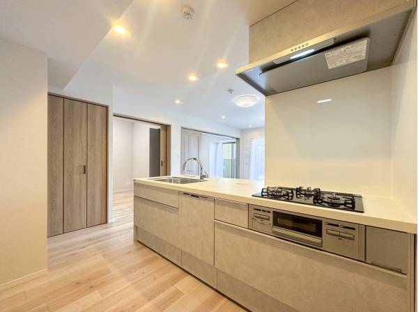 食洗機付きのシステムキッチンからは2つの洋室とリビングを見渡せます