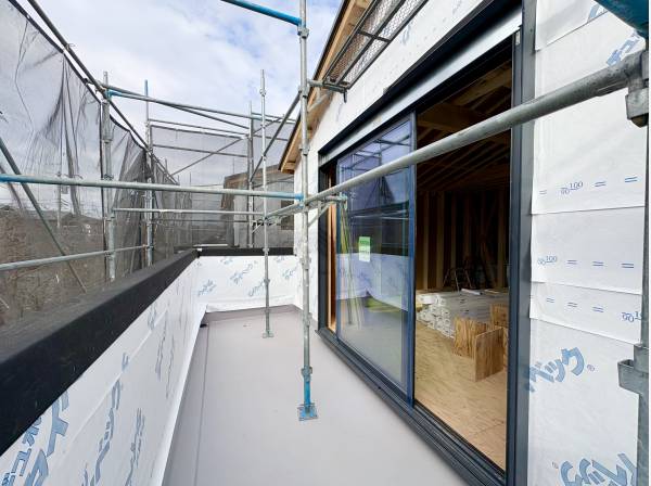 本物件のバルコニーはウッドデッキ調の予定！