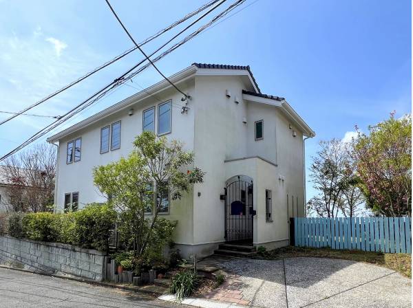 ゆとりあるカースペースは車種により2台駐車可能