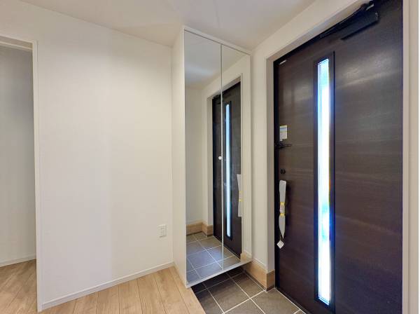 落ち着いた雰囲気のある玄関は、ご家族の帰りを暖かく迎えます。