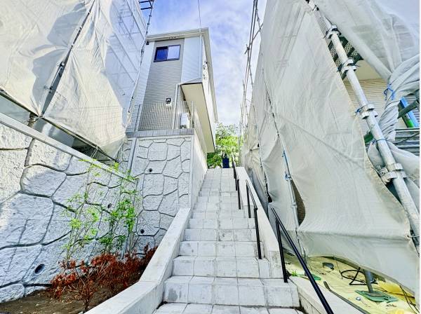 高台に位置し陽当たり・通風良好！プライベート感のあるお住まいです