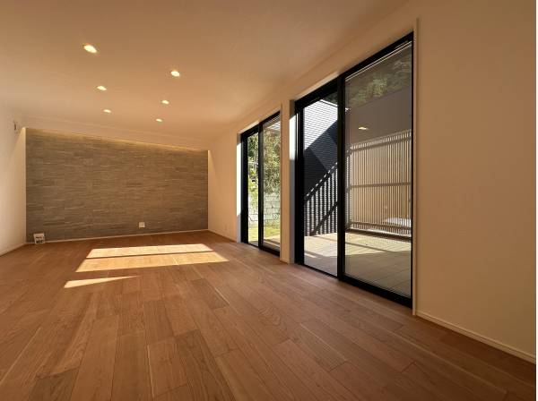 約20帖のLDKには一部内装にエコカラットを採用/調湿効果がございます