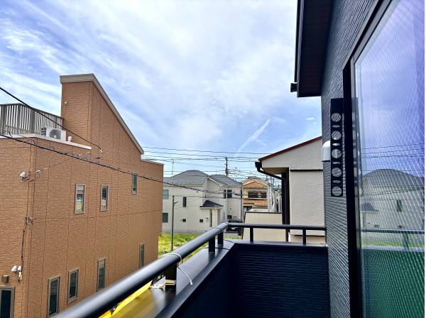 ふと見上げた空に飛行機雲！いつものベランダが素晴らしい席になる瞬間！