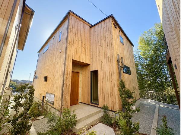 オリジナルの屋久島地杉を取り入れた大和張りの外観