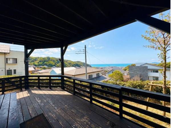 1階のウッドデッキではのんびりティータイムを！