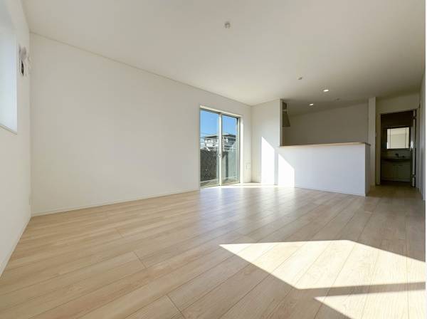 キッチンからも見渡せる南向きの明るいリビング