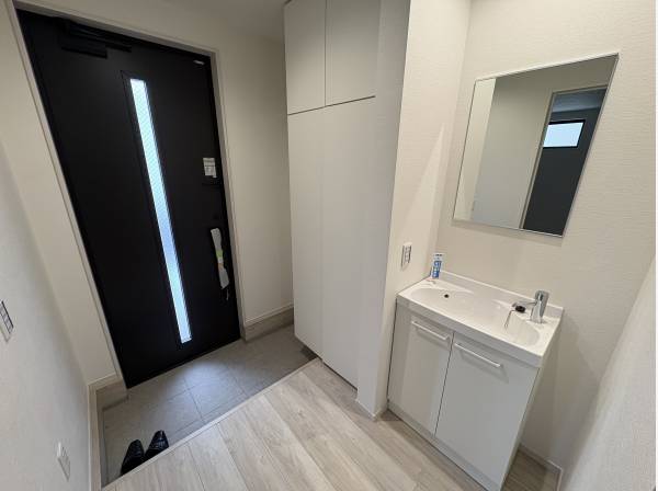 玄関横には小さい洗面スペースがありますよ！