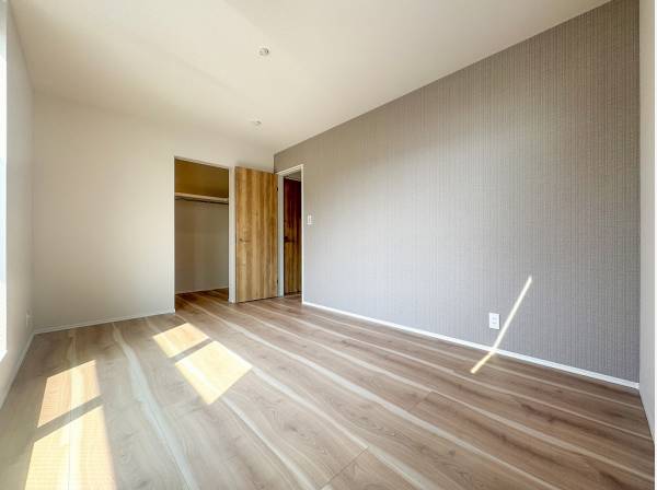 南向きのバルコニーが寄り添う明るい主寝室