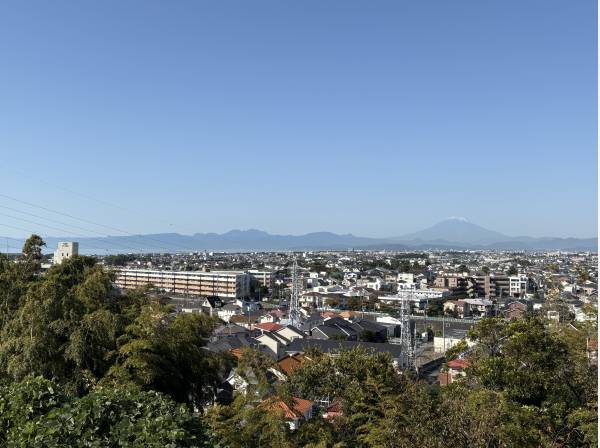 ブルーの海が弧を描く美しい景色を楽しめます。空気の澄んだ日には富士山も