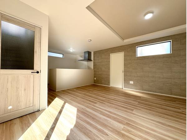 自然光が心地よく広がる明るいリビング