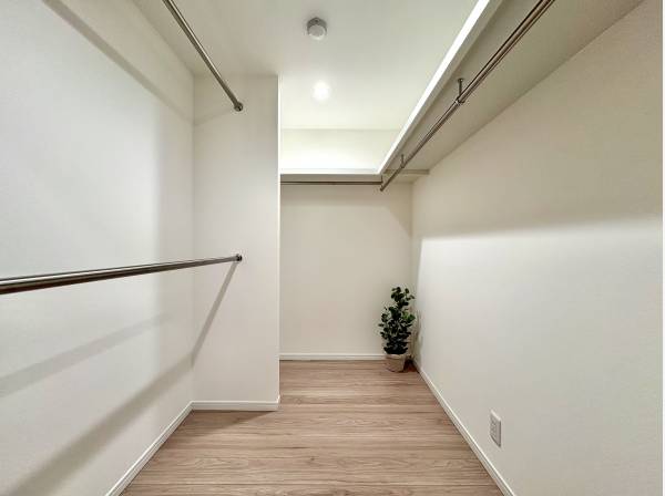 大型クローゼットもございます。