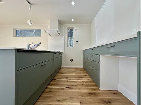 カップボードが設置された素敵なキッチン/ペニンシュラ型を採用