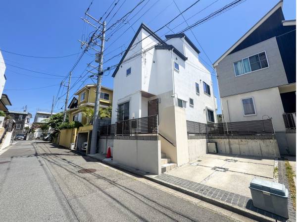 車通りの少ない閑静な住宅街の一画です