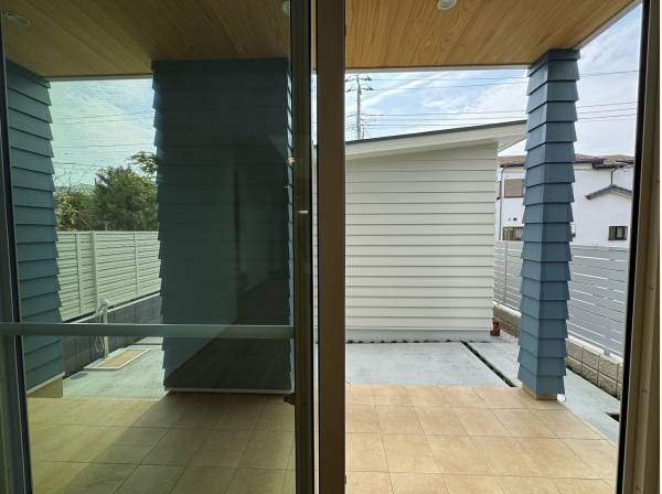 LDKからは素敵なデッキへ、お休みの日には家族でBBQも