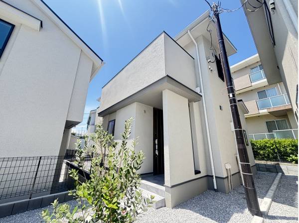 やさしい色合いの外観