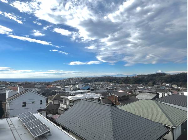 ルーフバルコニーからは海と富士山を眺めることができます。