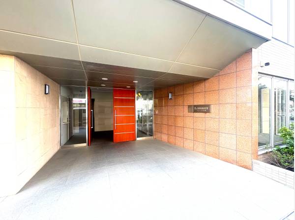 通り沿いからも視認性がよく防犯性も向上しているアプローチ