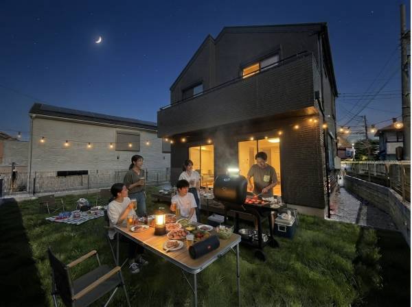 夜のバーベキューのイメージです（AI加工です）