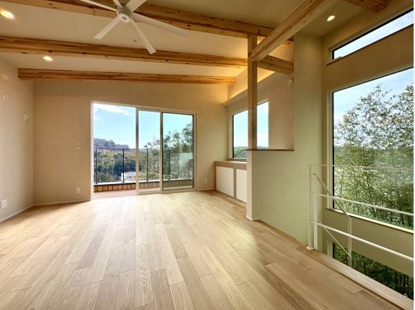 無垢材の床が素足に心地よい、家族が集う中心地