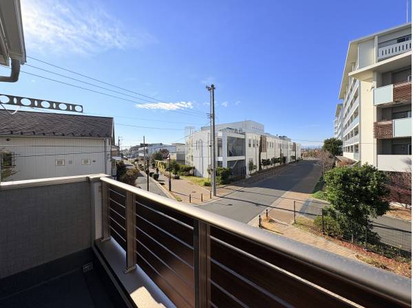 角地で開放感のある立地条件