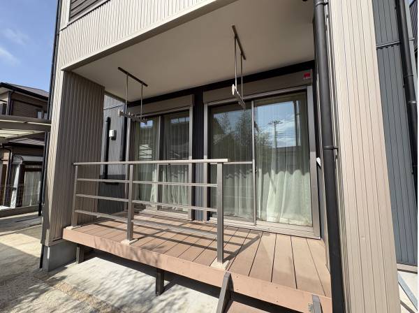 1階のベランダには屋根付きの選択スペースがあり、ウッドデッキから庭に出ることもできます。