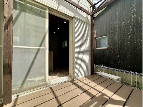 リビングの先にはウッドデッキが広がります