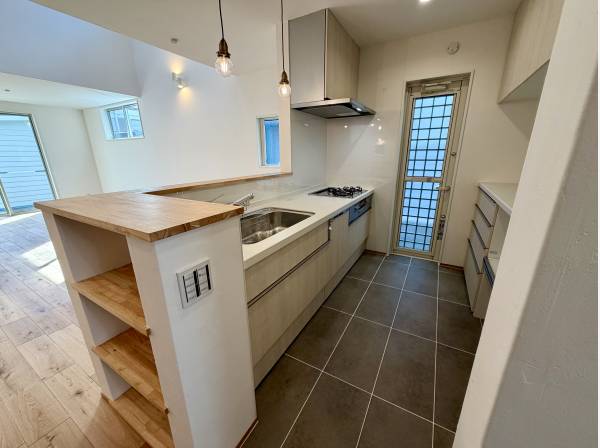 ペンダントライトと床のタイルが印象的なキッチンスペース