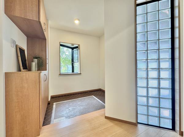 ガラスブロックが迎える、明るい玄関