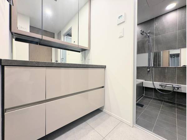 インナーガレージから直接入れるサニタリールーム、バスルーム