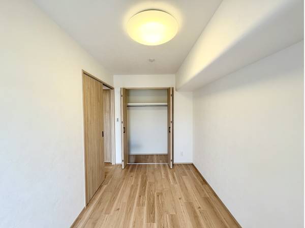 5.2帖の少しコンパクトな洋室。仕事勉強に集中できる空間です。