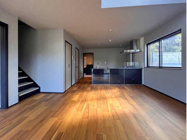 吹き抜けがあり、明るい室内