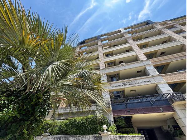 南国ムード溢れる外観とエントランスを彩る植栽