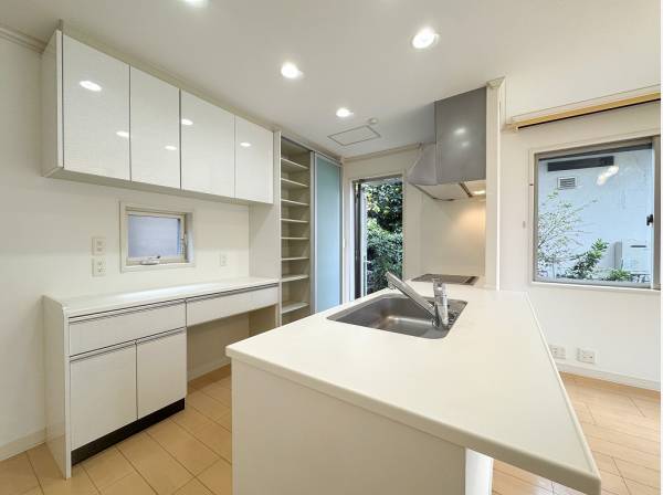 白で統一された清潔感のあるキッチンは収納豊富