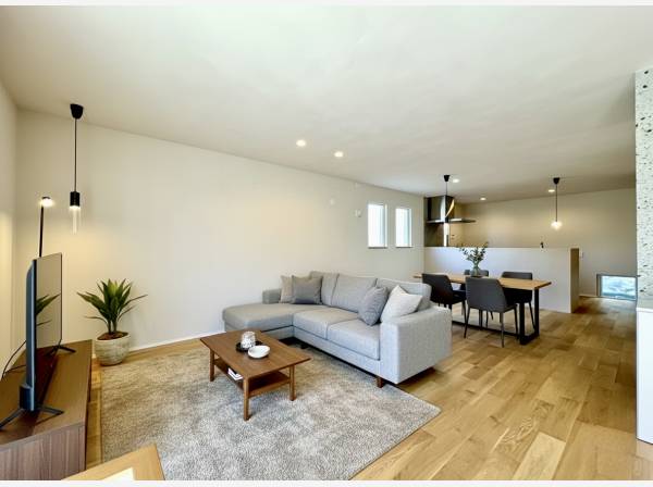 塗り壁を採用、温かみのあるリビング、家具等はCGで作成したイメージ