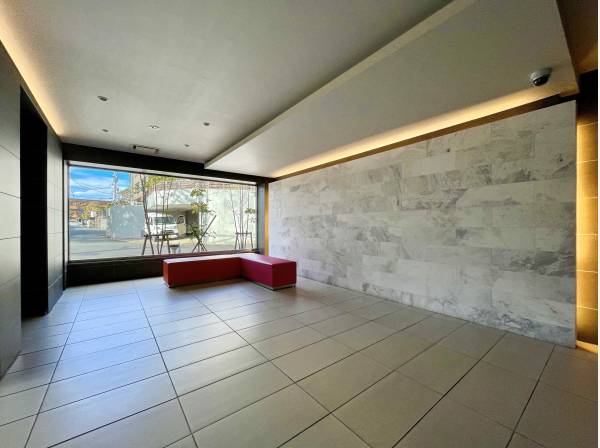 住まう人を静かに出迎えるアーティスティックな待合ロビー